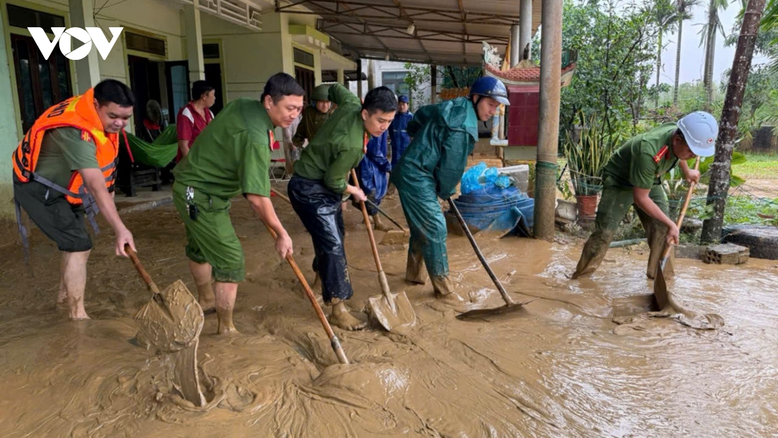 Quảng Trị huy động lực lượng giúp dân dọn bùn non sau lũ